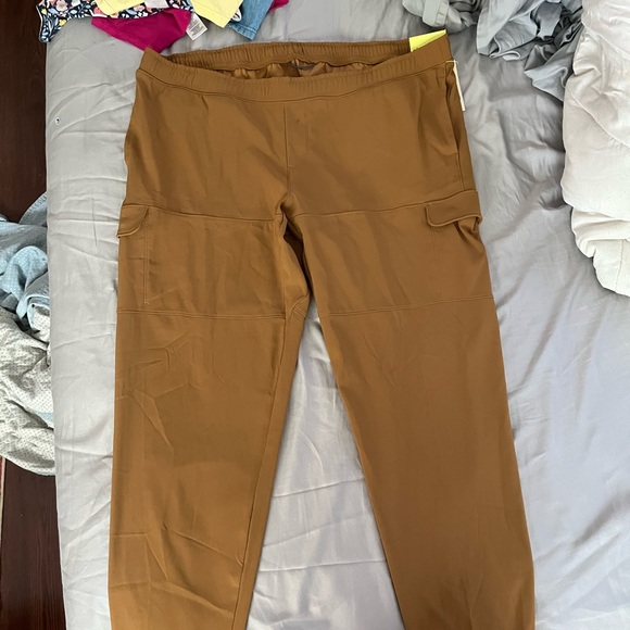 ALL IN MOTION| Men’s Woven Cargo Jogger Pants in Butterscotch - Picture 8 of 8